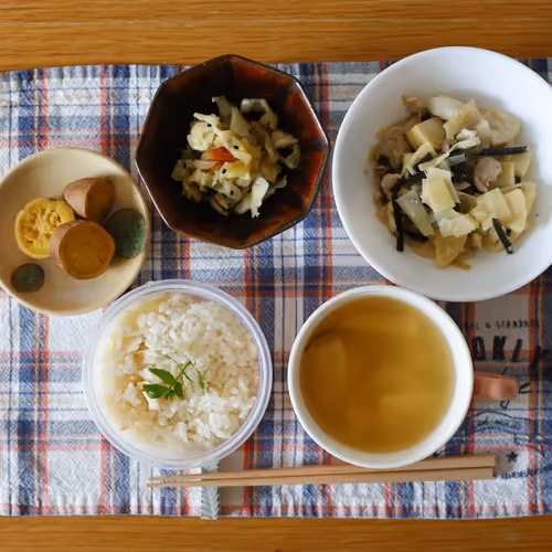 2026-04-25 の朝食（たけのこごはん、たけのこと豚肉の炒め物、キャベツの和え物、さつまいもの甘煮、たけのこのスープ）