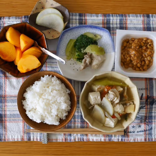 2026-10-26 の朝食（白ごはん、納豆、柿、かぶ、豚肉と青菜の炒め物、豆腐と野菜の煮物）