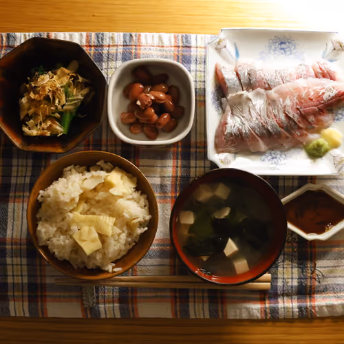 2026-05-08 の夕食（筍ごはん、豆腐とわかめの味噌汁、刺身、煮豆、青菜のおひたし）