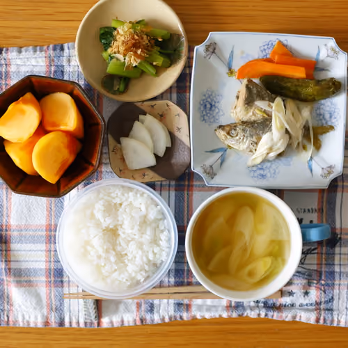 2026-10-24 の昼食（ごはん、魚の煮付け、小松菜のおひたし、大根の漬物、野菜スープ、柿）