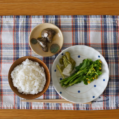 2026-03-16 の朝食（白ごはん、菜の花のおひたし、牡蠣のオイル漬け）