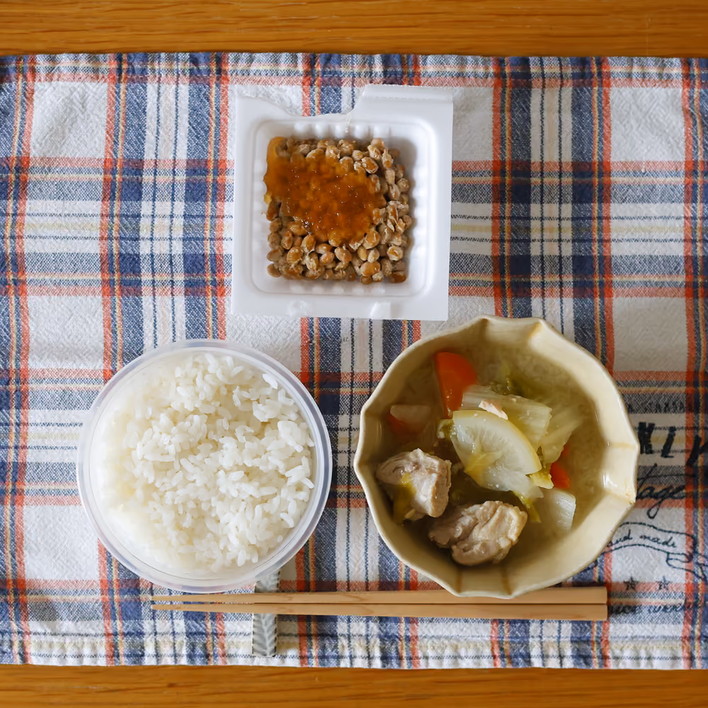 白いごはん、納豆、鶏肉と白菜のスープ
