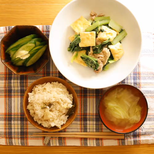 2026-07-09 の夕食（炊き込みごはん、小松菜と厚揚げと豚肉の炒め物、きゅうりの漬物、キャベツのスープ）