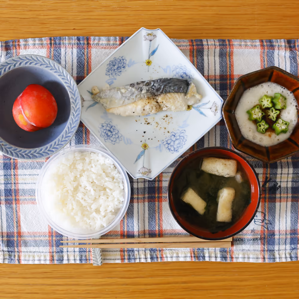 ごはん、焼き魚、味噌汁、オクラのとろろ、トマト