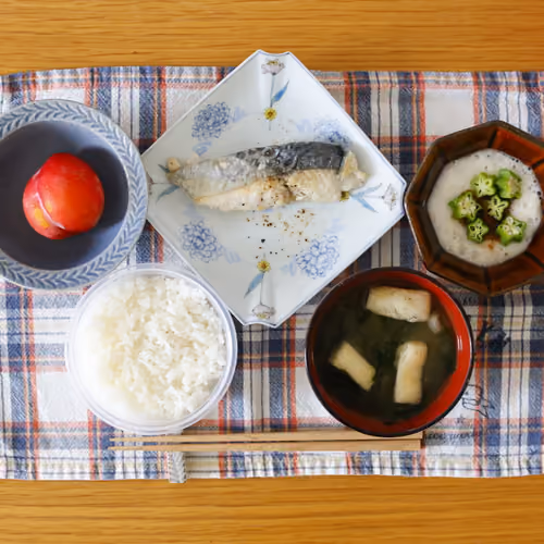 2026-07-16 の朝食（ごはん、焼き魚、味噌汁、オクラのとろろ、トマト）