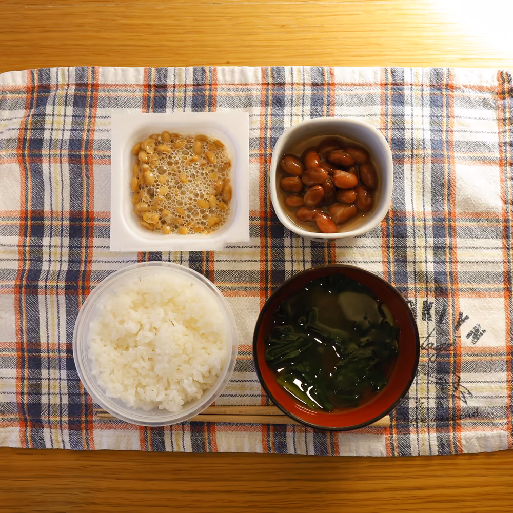 ごはん、納豆、煮豆、ほうれん草の味噌汁