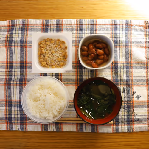 2026-03-10 の朝食（ごはん、納豆、煮豆、ほうれん草の味噌汁）