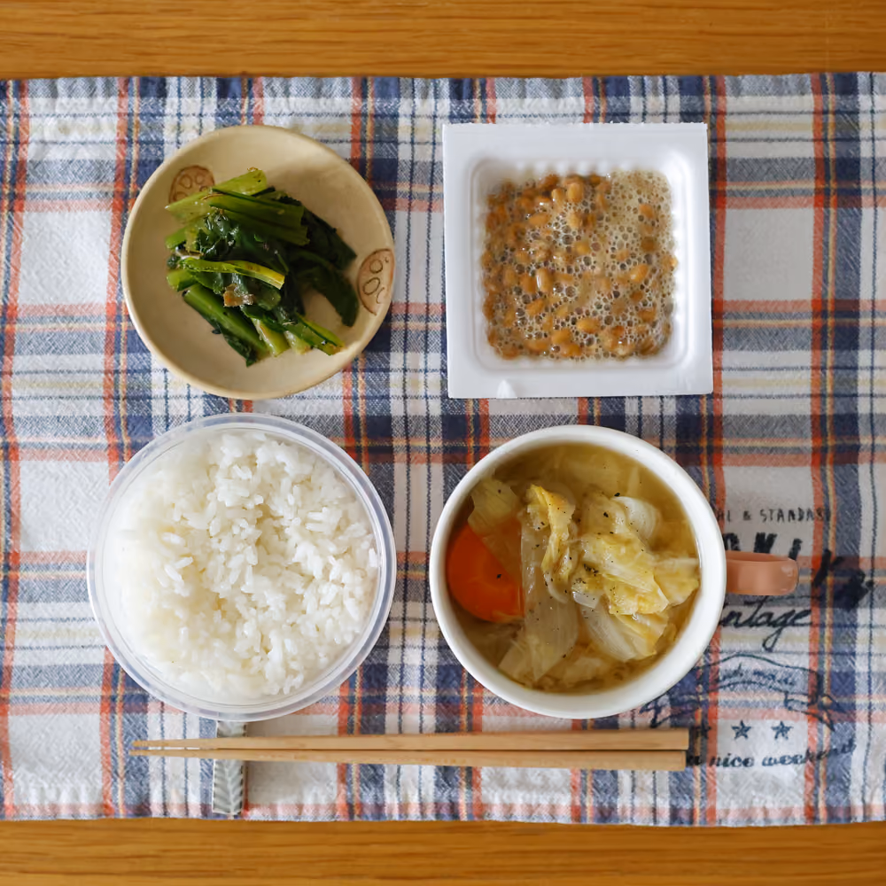 ごはん、納豆、青菜のおひたし、野菜スープ