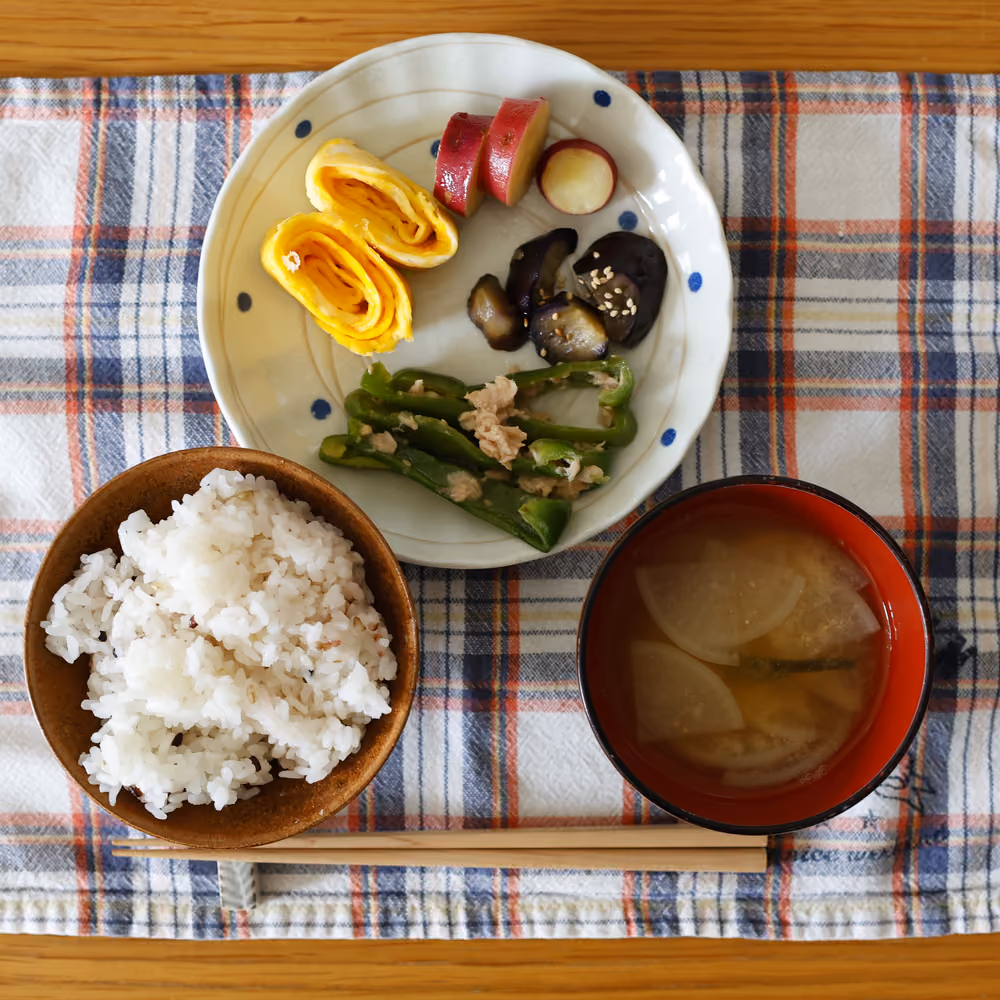 雑穀ごはん、卵焼き、さつまいも、なすの炒め物、ピーマンのツナ炒め、大根の味噌汁