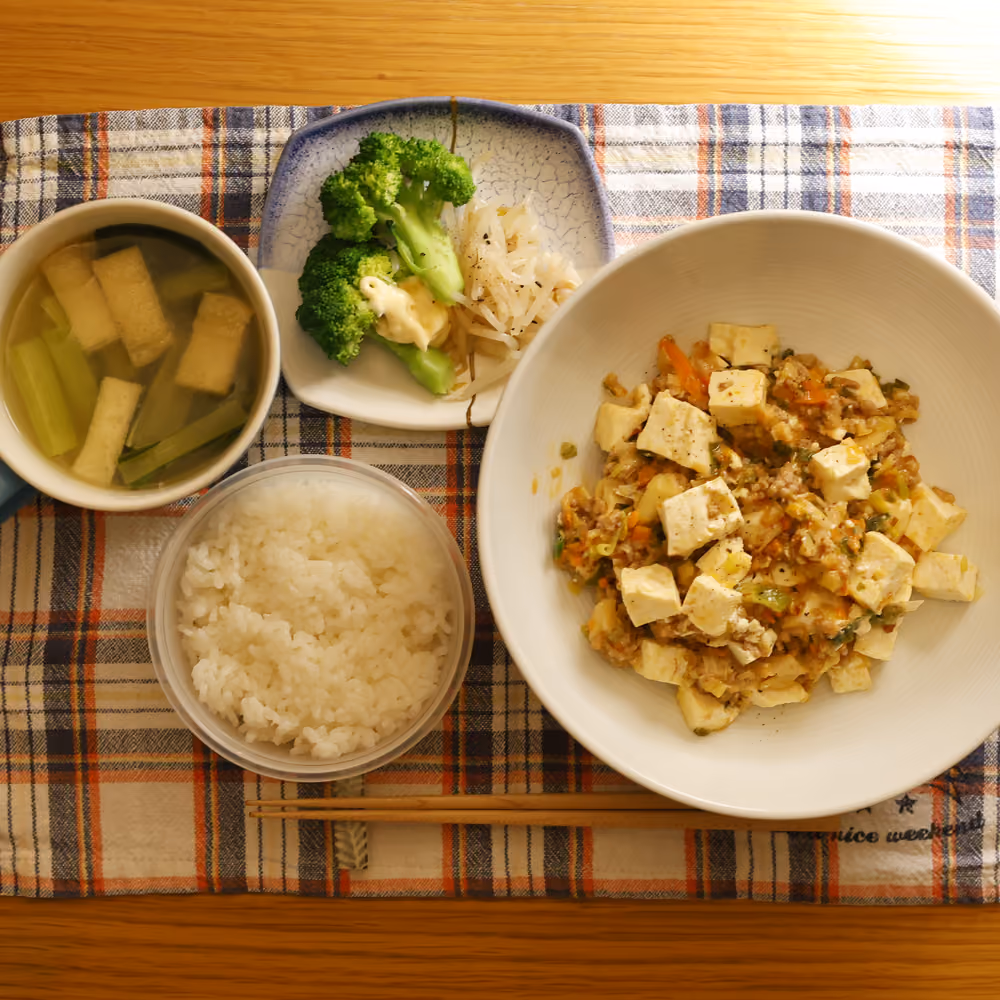 ごはん、麻婆豆腐、ブロッコリーともやしのサラダ、油揚げと野菜のスープ