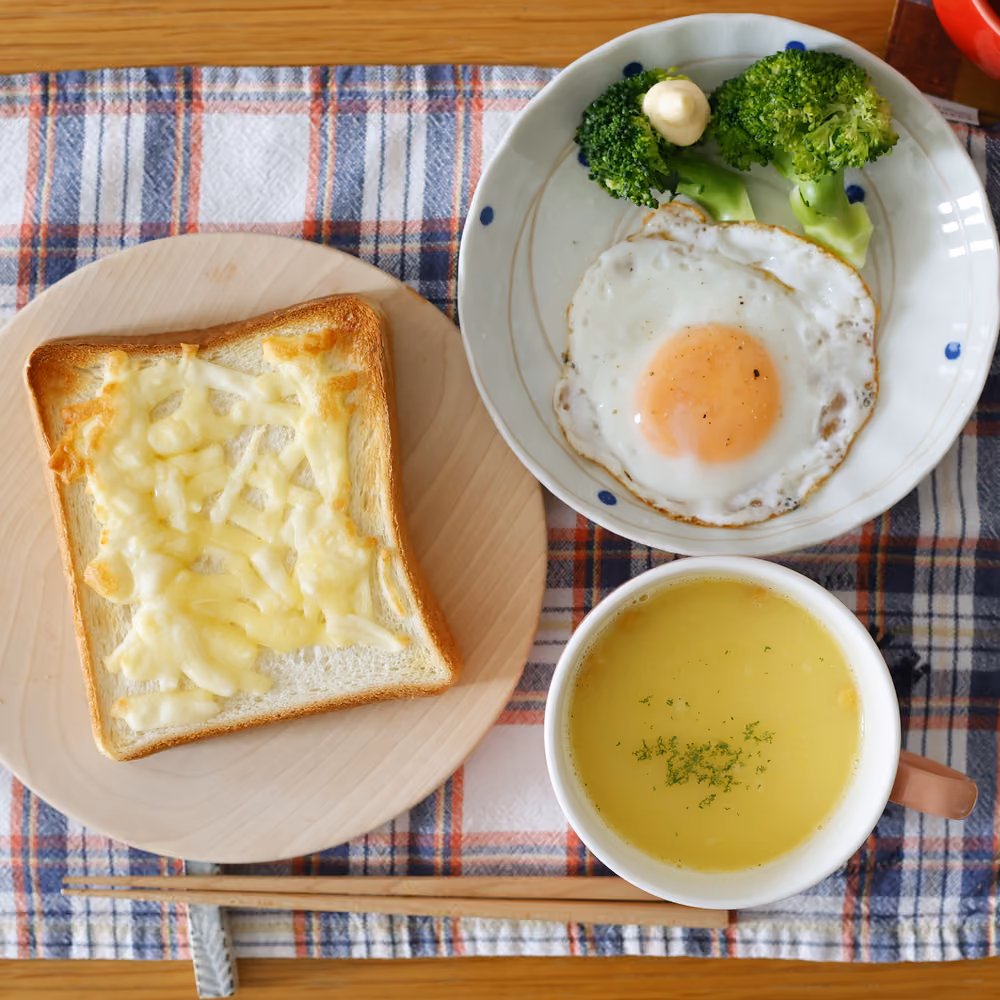 チーズトースト、目玉焼き、ブロッコリー、コーンスープ