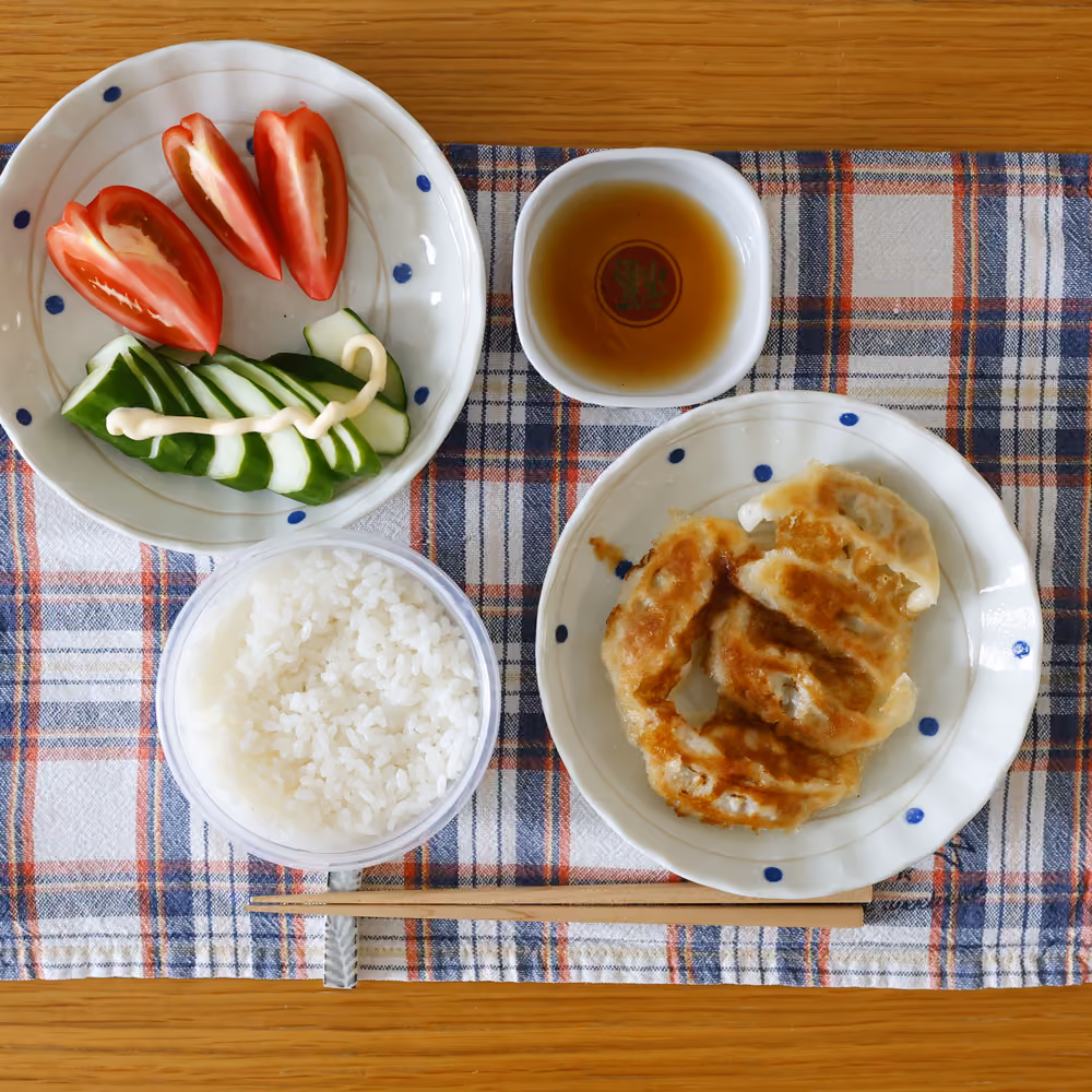 ごはん、餃子、トマト、きゅうり