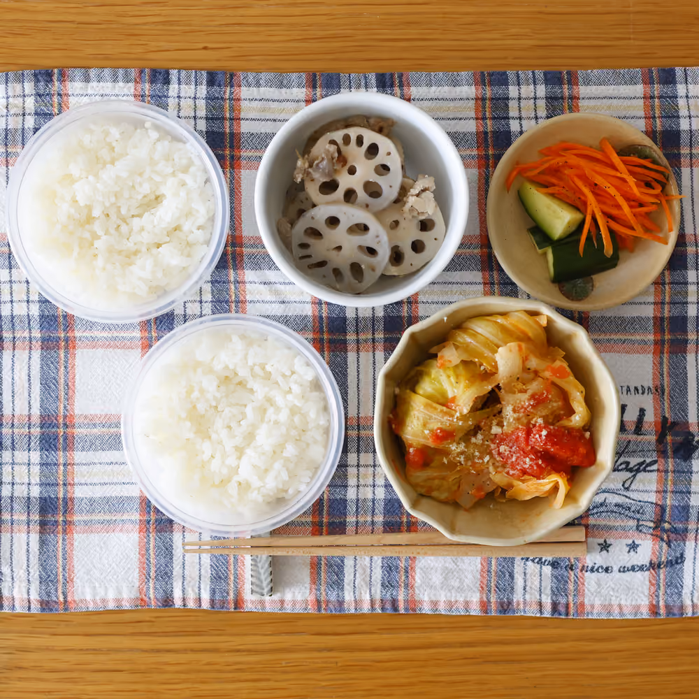 ごはん、れんこんと豚肉の炒め物、にんじんのナムル、きゅうりの漬物、ロールキャベツのトマト煮