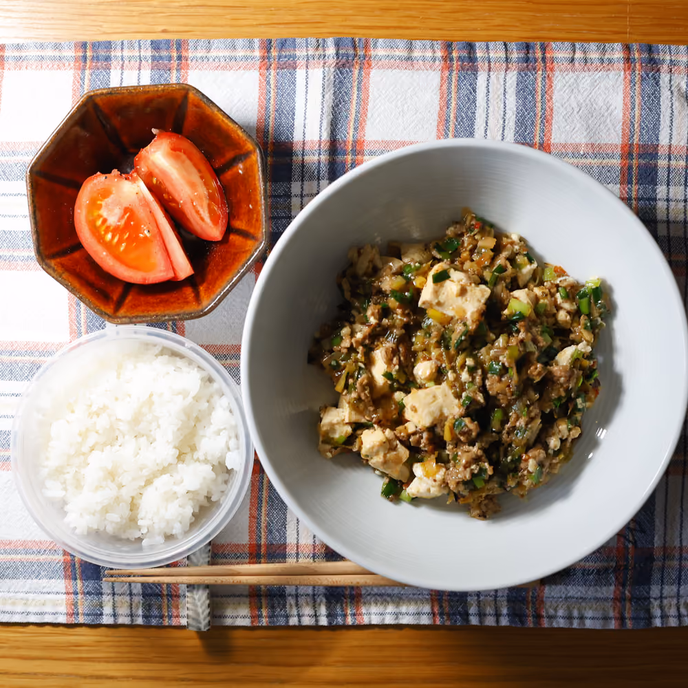 白ごはん、麻婆豆腐、トマト
