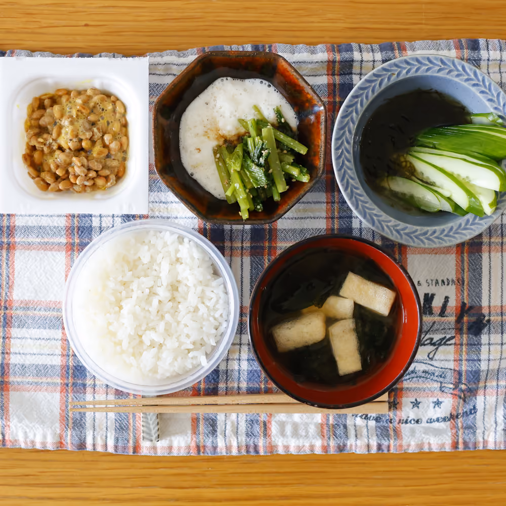 ごはん、納豆、とろろ、青菜のおひたし、きゅうりとわかめの酢の物、油揚げとわかめの味噌汁