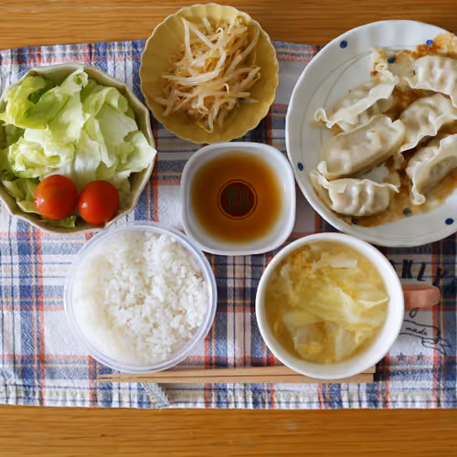 2026-07-21 の朝食（ごはん、餃子、サラダ、もやしのナムル、キャベツのスープ）