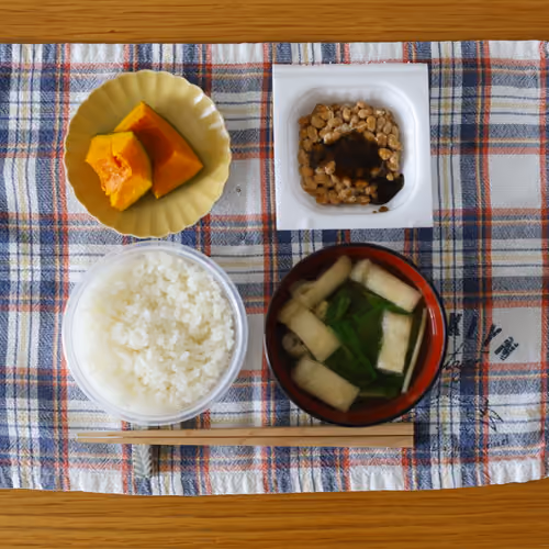 2026-05-25 の朝食（ごはん、納豆、かぼちゃの煮物、油揚げと青菜の味噌汁）