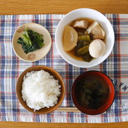 2026-04-09 の朝食（ごはん、豚の角煮風の煮物、青菜のごま和え、味噌汁）