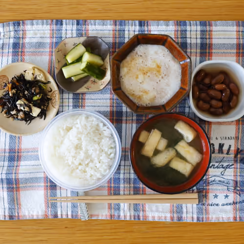 2026-07-24 の朝食（ごはん、味噌汁、ひじきの煮物、きゅうりの漬物、とろろ、煮豆）