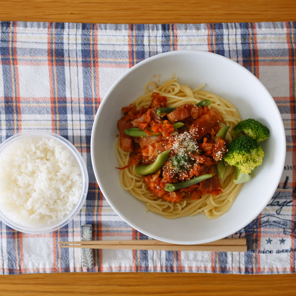 トマトソースパスタ、ごはん、ブロッコリー