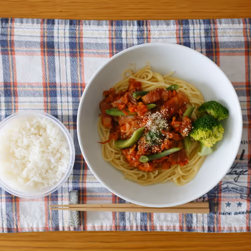 2026-07-13 の昼食（トマトソースパスタ、ごはん、ブロッコリー）