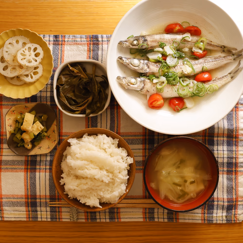 白ごはん、魚のトマト蒸し、れんこんの炒め物、昆布の煮物、野菜と油揚げの和え物、玉ねぎのみそ汁