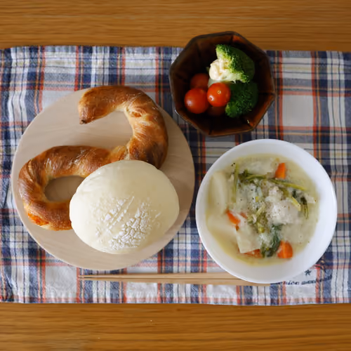 2026-03-14 の朝食（パン、丸パン、クリームシチュー、ブロッコリーとミニトマトのサラダ）