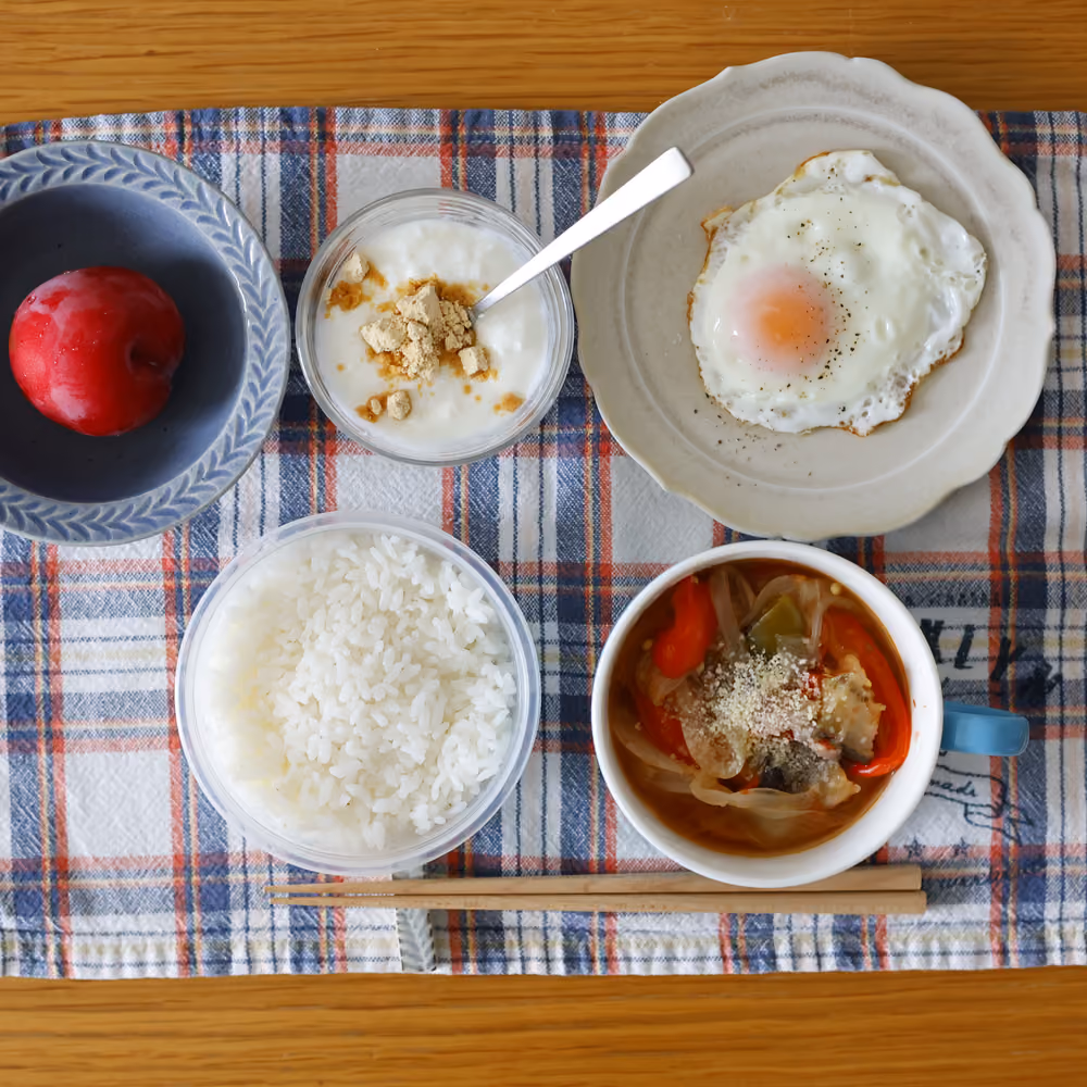ごはん、目玉焼き、野菜スープ、きな粉ヨーグルト、プラム
