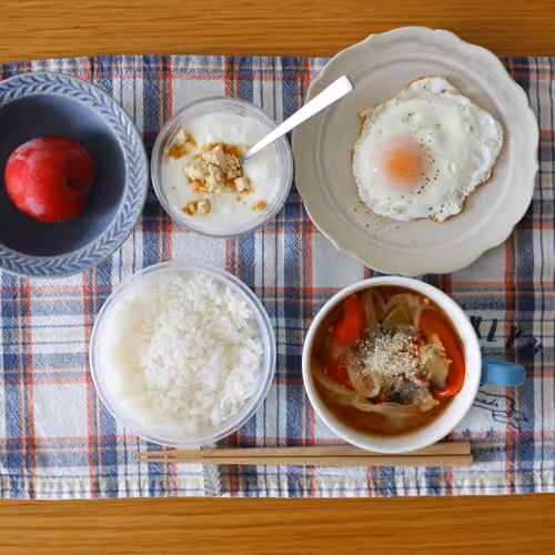 2026-07-19 の朝食（ごはん、目玉焼き、野菜スープ、きな粉ヨーグルト、プラム）
