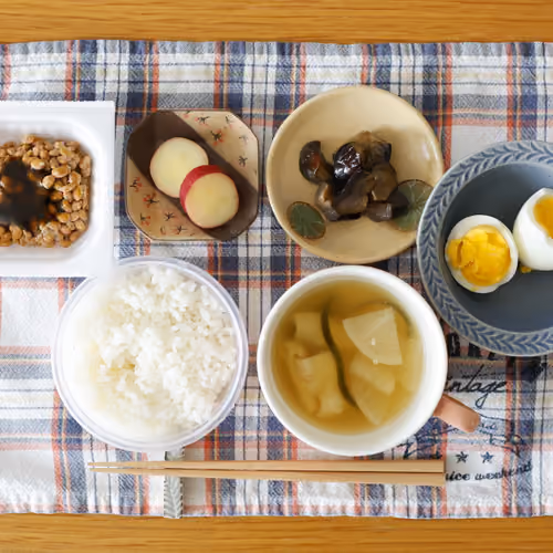 2026-10-17 の朝食（白ごはん、納豆、さつまいもの煮物、なすの煮物、ゆで卵、大根のスープ）