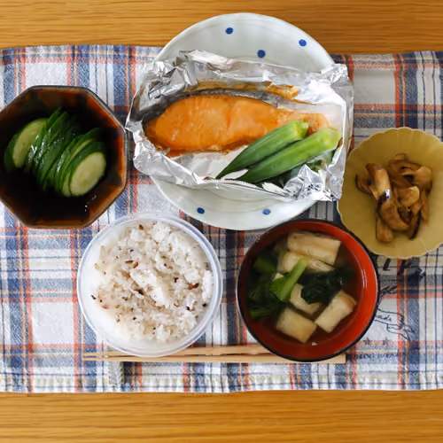 2026-07-14 の朝食（雑穀ごはん、焼き鮭、オクラ、きゅうりの漬物、なすの炒め物、油揚げと青菜のお味噌汁）