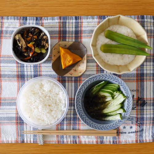 2026-08-16 の朝食（白ごはん、ひじきの煮物、かぼちゃの煮物、とろろ、オクラ、もずく酢）