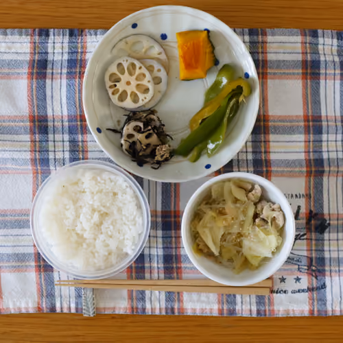 2026-09-22 の朝食（ごはん、れんこんの酢の物、かぼちゃの煮物、ピーマンの炒め物、ひじきとれんこんの煮物、キャベツと春雨の肉炒め）