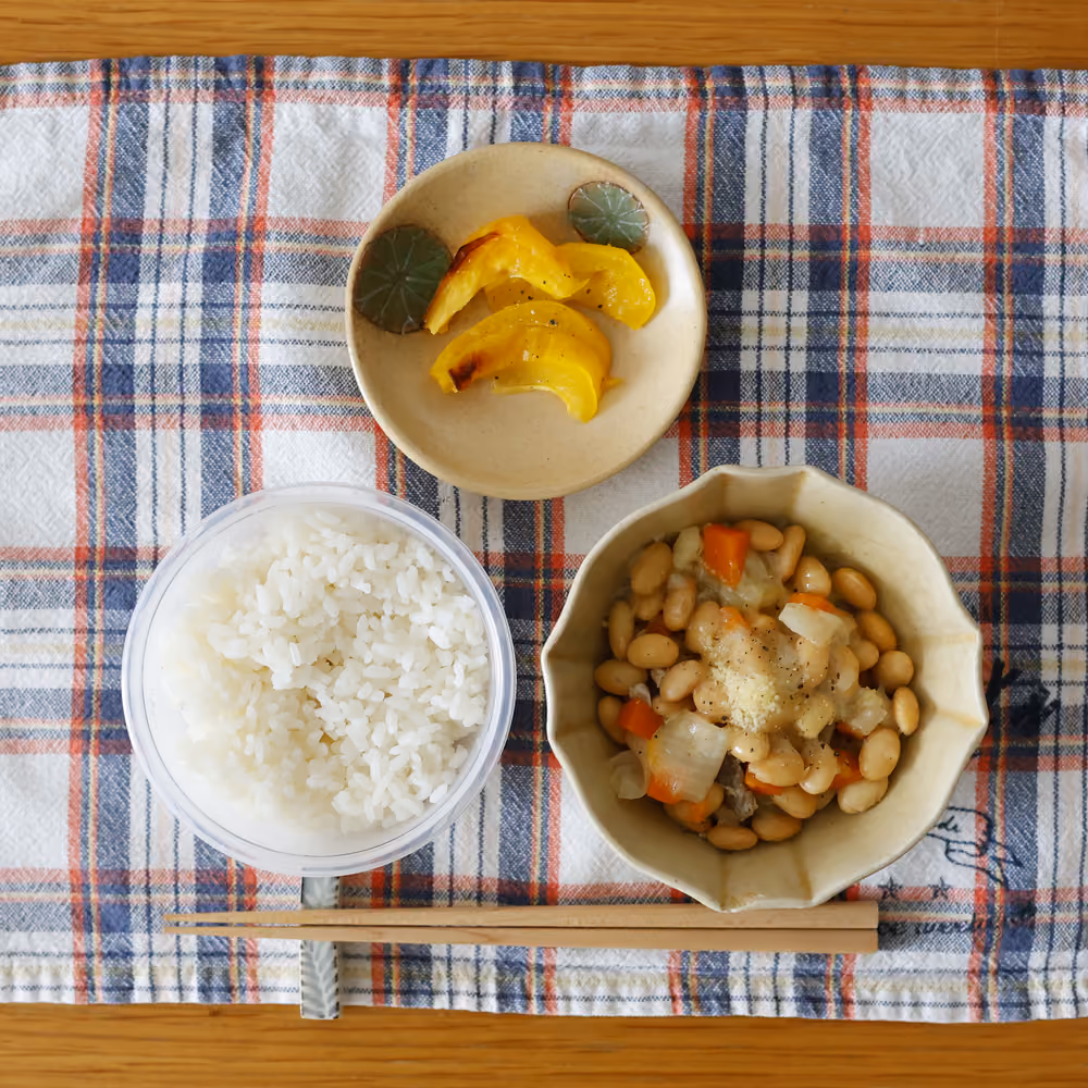 ごはん、大豆の煮物、焼きパプリカ