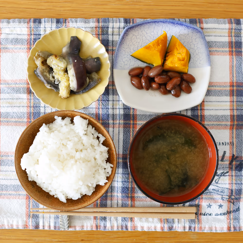 ごはん、味噌汁、なすの煮物、かぼちゃの煮物、金時豆の煮豆