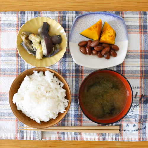 2026-10-03 の朝食（ごはん、味噌汁、なすの煮物、かぼちゃの煮物、金時豆の煮豆）