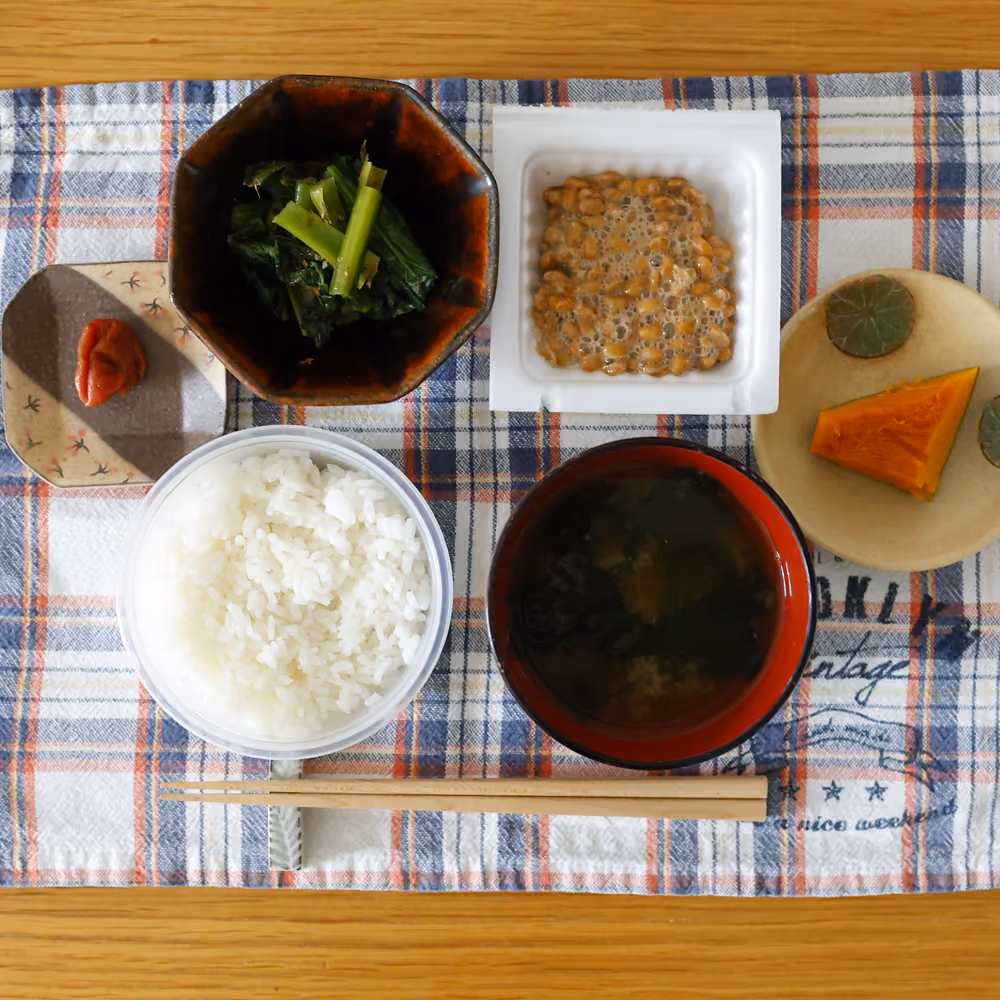 ごはん、味噌汁、納豆、青菜のおひたし、梅干し、かぼちゃの煮物