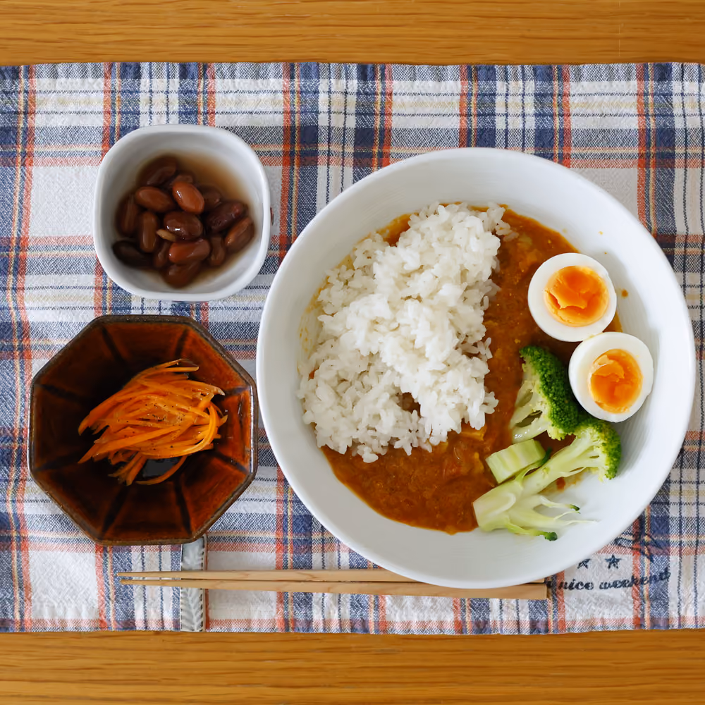 カレーライス、ゆで卵、ブロッコリー、にんじんのマリネ、煮豆