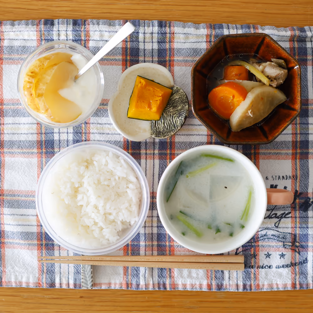ごはん、かぼちゃの煮物、鶏肉と野菜の煮物、牛乳スープ、ヨーグルト
