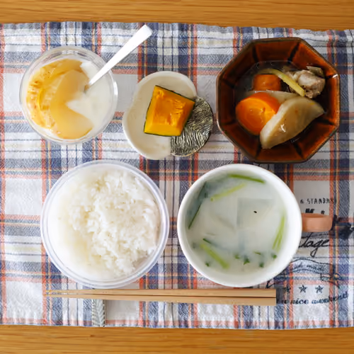 2026-10-07 の朝食（ごはん、かぼちゃの煮物、鶏肉と野菜の煮物、牛乳スープ、ヨーグルト）