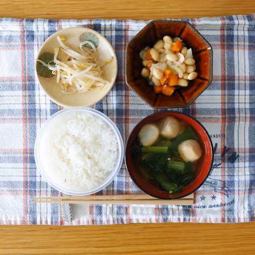 2026-09-02 の朝食（ごはん、もやしのナムル、大豆の煮物、小松菜と里芋のお味噌汁）