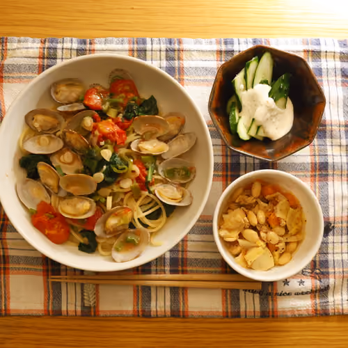 2026-05-03 の夕食（あさりのパスタ、きゅうりのサラダ、豆と野菜の煮物）
