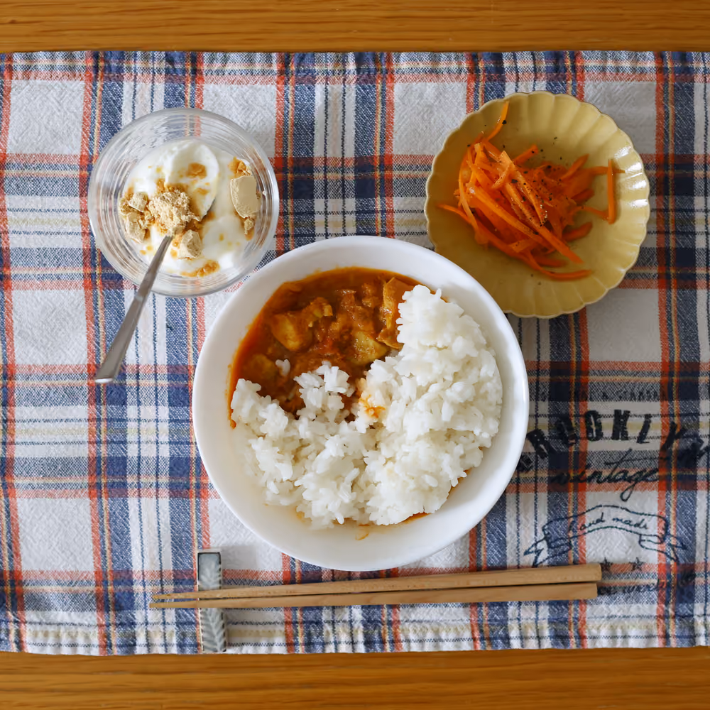カレーライス、にんじんのラペ、きな粉ヨーグルト