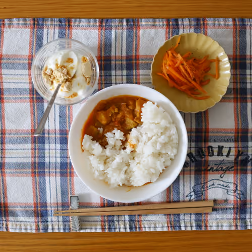 2026-07-31 の朝食（カレーライス、にんじんのラペ、きな粉ヨーグルト）