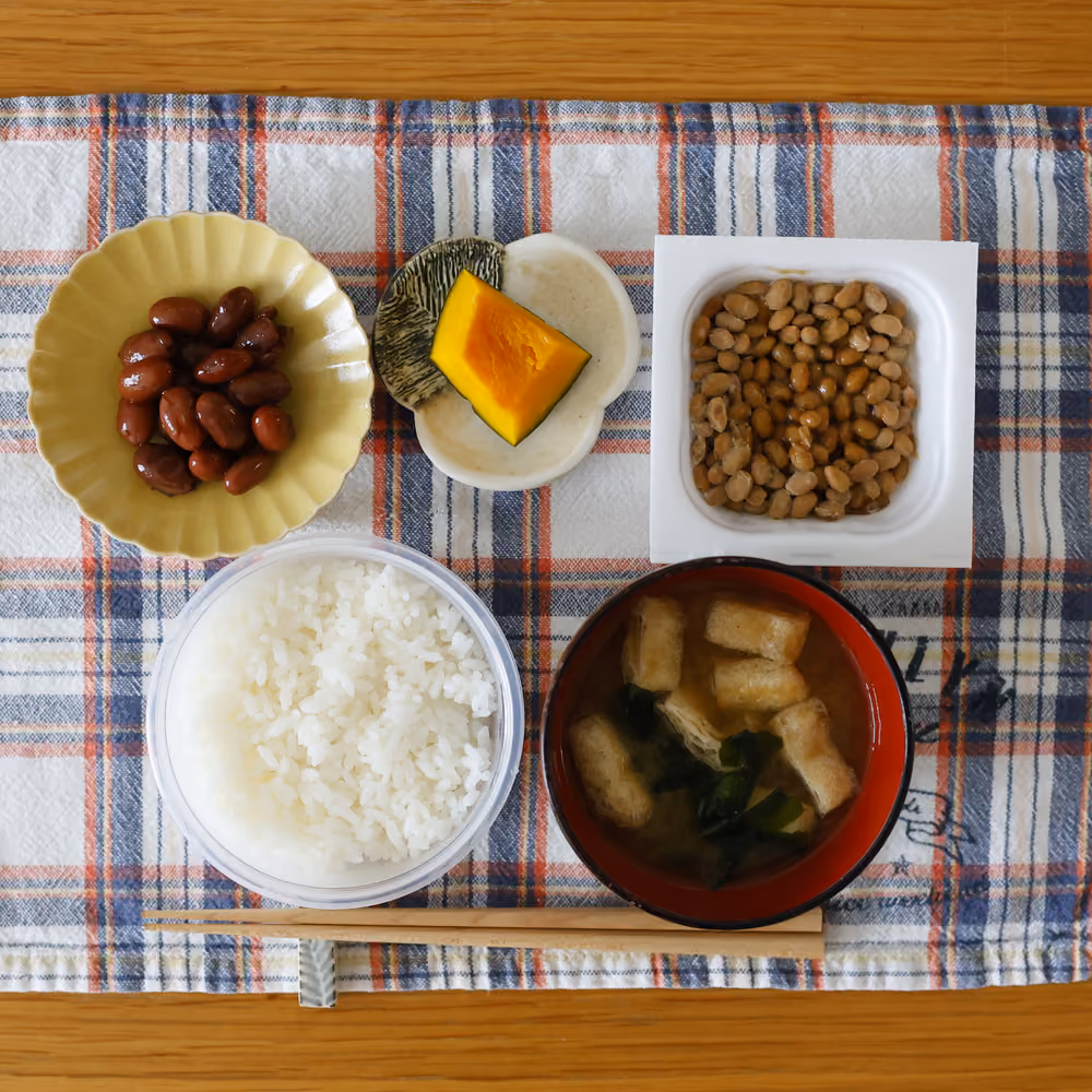 ごはん、みそ汁、納豆、かぼちゃの煮物、煮豆