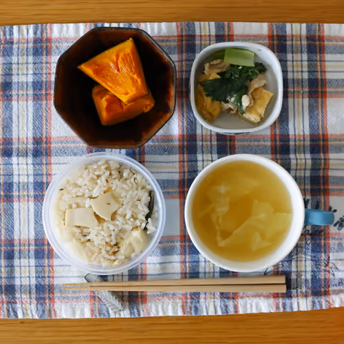 2026-07-10 の朝食（たけのこごはん、かぼちゃの煮物、小松菜と油揚げと豚肉の炒め物、キャベツのスープ）