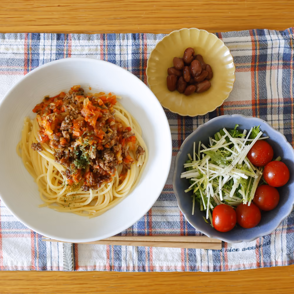 ミートソースパスタ、水菜とミニトマトのサラダ、煮豆