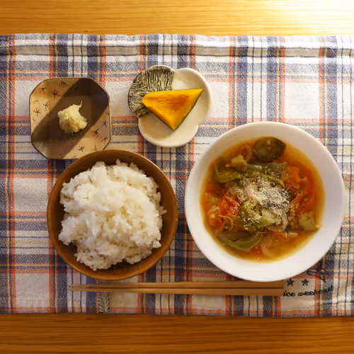 2026-09-03 の朝食（ごはん、野菜のトマトスープ、かぼちゃの煮物、おろし生姜）