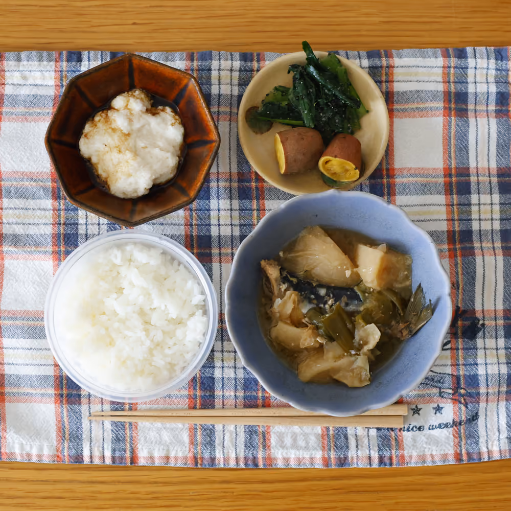 ごはん、とろろ、青魚と白菜の煮物、ほうれん草のおひたし、さつまいもの甘煮