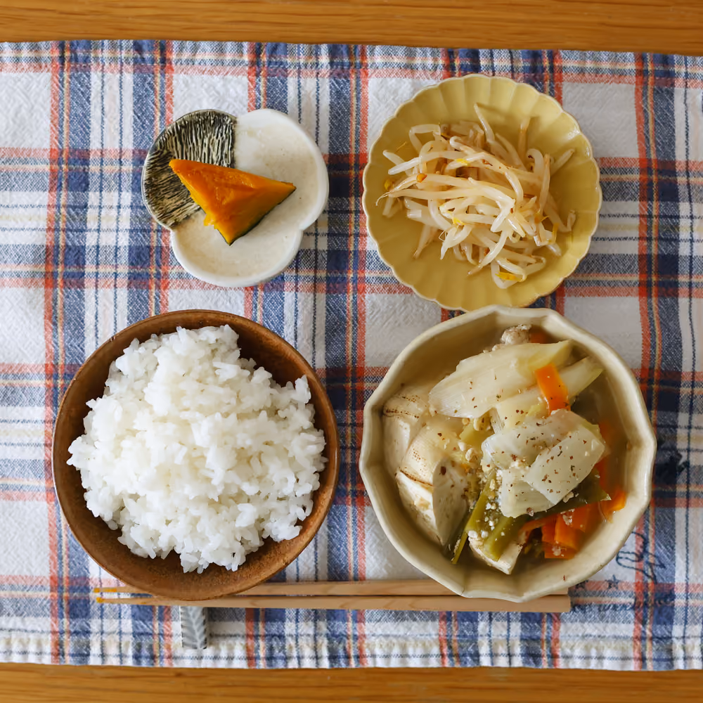ごはん、かぼちゃの煮物、もやしのナムル、豆腐と野菜の煮物